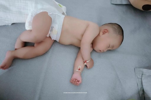 国内私人代生小孩肠炎是一种常见的儿科疾病，主要症状包括腹泻、腹痛、发热等。对于私人代生小孩肠炎的治疗，药物治疗是其中的一部分，但必须在医生的指导下进行。下面将介绍私人代生小孩肠炎常用的药物